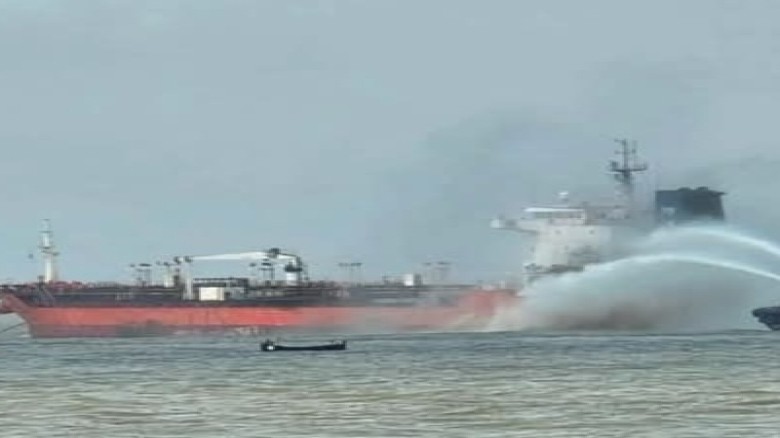 চট্টগ্রাম বন্দরের বহির্নোঙরে তেলবাহী জাহ