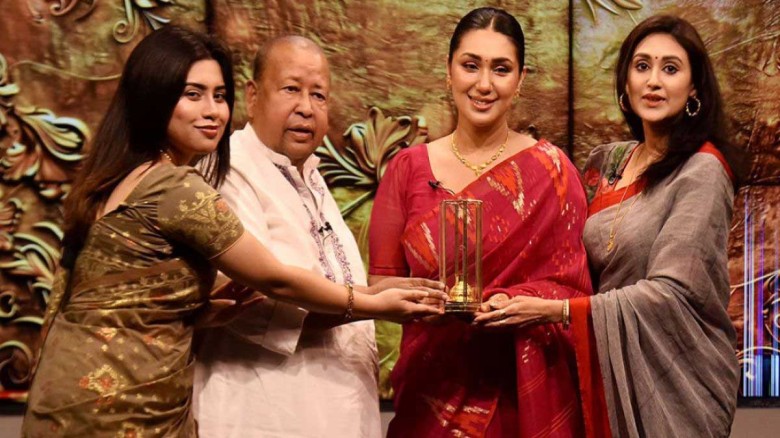 বিশেষ সম্মাননা হাতে পেয়ে আবেগঘন প্রতিক্রিয়া অপু বি...